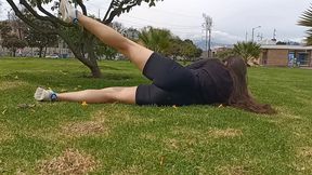 haciendo ejercicio sin ropa interior con un agujero en el short