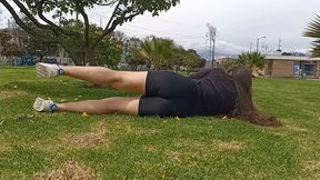 haciendo ejercicio sin ropa interior con un agujero en el short