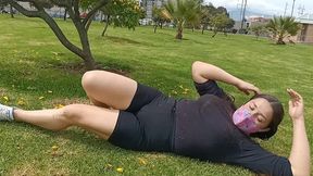 haciendo ejercicio sin ropa interior con un agujero en el short