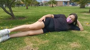 haciendo ejercicio sin ropa interior con un agujero en el short