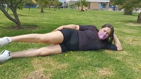 haciendo ejercicio sin ropa interior con un agujero en el short
