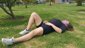 haciendo ejercicio sin ropa interior con un agujero en el short