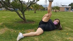 haciendo ejercicio sin ropa interior con un agujero en el short