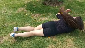 haciendo ejercicio sin ropa interior con un agujero en el short