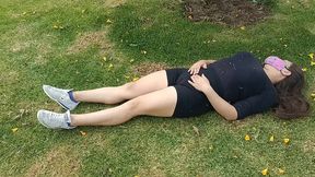 haciendo ejercicio sin ropa interior con un agujero en el short