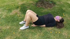 haciendo ejercicio sin ropa interior con un agujero en el short