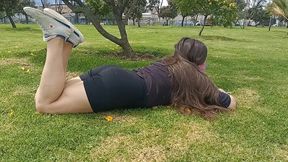 haciendo ejercicio sin ropa interior con un agujero en el short