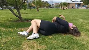 haciendo ejercicio sin ropa interior con un agujero en el short