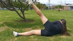 haciendo ejercicio sin ropa interior con un agujero en el short