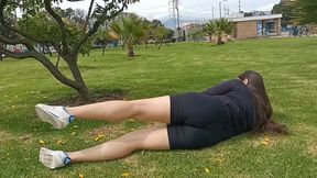 haciendo ejercicio sin ropa interior con un agujero en el short