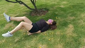 haciendo ejercicio sin ropa interior con un agujero en el short