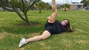 haciendo ejercicio sin ropa interior con un agujero en el short