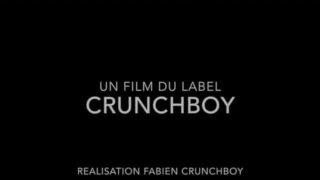 Nagy faszú tetovált srác Rico Fatale bareback bőrben kefél, és forró creampie-t, valamint szájba élvezést biztosít