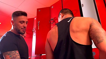 Mathieu Ferhati et Dimitri Venum vont bien au fond du cul d'une lope - Gaysight.com