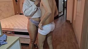 Minha esposa em nosso apartamento fazendo sexo com o correio de motocicleta sem camisinha