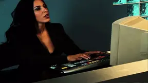 Dark-haired beauty takes on double penetration