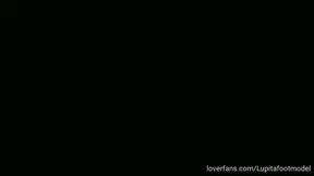 Caminando con unos sexys, hermosos tacones rojos altos, en este video de 5 minutos disfrutarás de tu adicción al fetiche de pies femeninos, entra y no te arrepentirás de adquirir este video 🔥