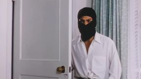 蓝宝儿,徐曼华 Lewd housewife got maid's help fucked real and fake robbers