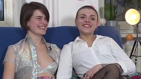 Ersties: Polyamor&ouml_se Berlinerinnen v&ouml_geln miteinander nicht das erste Mal