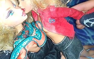 Las rubias se chupan sus cuerpos sudorosos y calientes CFNM