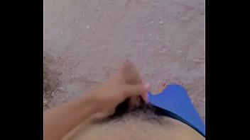 Me masturbo en la playa