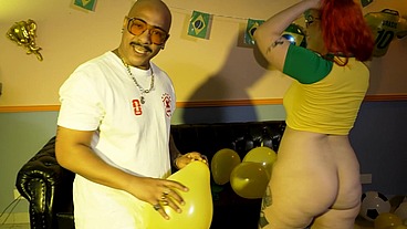 Desafio do balão - Fetiche sentando nos balões