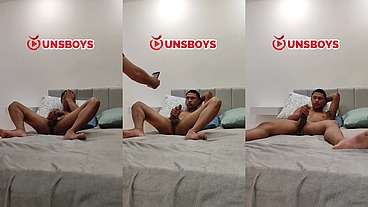Novinho índio DOTADO batendo punheta