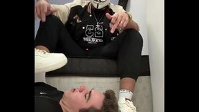 PUTINHA PEDIU PRA SENTIR O CHEIRO DA MINHA SOLA ANTES DE SER ENRRABADO.