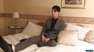 Lækker barback-action, hvor teenagerne Aaron Aurora og Ethan White udveksler blowjobs før intens analfuck og sæd