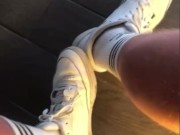 Tornato a casa da una corsetta, piedi sudati e calze sporche, vuoi farmi un massaggio?