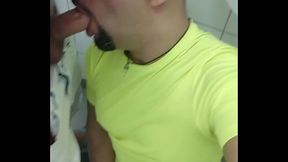 CHUPEI A ROLA DE UM DESCONHECIDO NO BANHEIRO DO SHOPPING