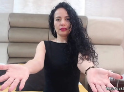 Mature Latina masturbtes in bed on webcam show