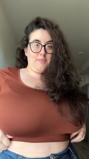 Cougar BBW shows off her big saggy tits with a group