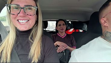 Chamei a tia da creche pra foder com n&oacute_s gostoso at&eacute_ gozar em todo nosso carro ! E mela a buceta dela tida de gozo