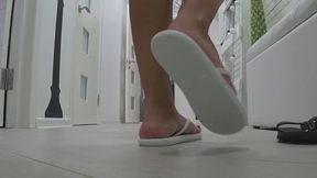 Comparing the popping heels of black and white flip flops 2c