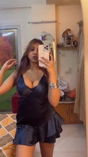 Indian babe shows off her natural cleavage and desi boobs