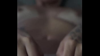 Aquela siririca gostosa depois do banho.