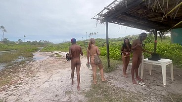 Grupo de amigos perdidos no meio do mato aproveitam fazer um surubão