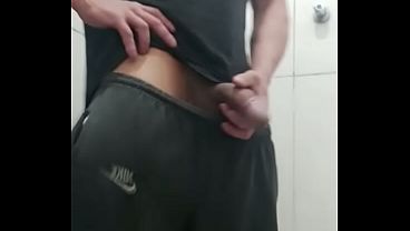 dotado, gostoso, pausudo, mijando e falando com as amigas.