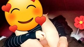 joven se cree mujercita jugando con pene en su anovagina. ella necesita quien la llene de semen pero esta sola