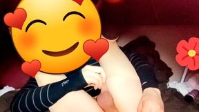 joven se cree mujercita jugando con pene en su anovagina. ella necesita quien la llene de semen pero esta sola