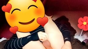 joven se cree mujercita jugando con pene en su anovagina. ella necesita quien la llene de semen pero esta sola