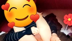 joven se cree mujercita jugando con pene en su anovagina. ella necesita quien la llene de semen pero esta sola