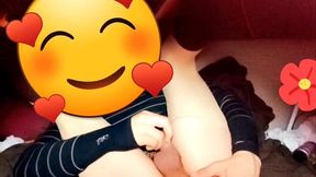 joven se cree mujercita jugando con pene en su anovagina. ella necesita quien la llene de semen pero esta sola