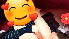 joven se cree mujercita jugando con pene en su anovagina. ella necesita quien la llene de semen pero esta sola