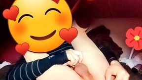 joven se cree mujercita jugando con pene en su anovagina. ella necesita quien la llene de semen pero esta sola