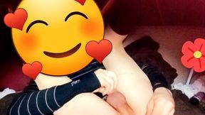 joven se cree mujercita jugando con pene en su anovagina. ella necesita quien la llene de semen pero esta sola