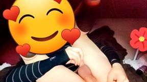 joven se cree mujercita jugando con pene en su anovagina. ella necesita quien la llene de semen pero esta sola