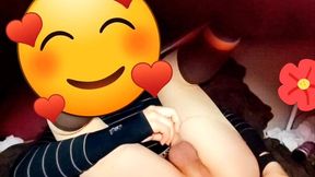 joven se cree mujercita jugando con pene en su anovagina. ella necesita quien la llene de semen pero esta sola