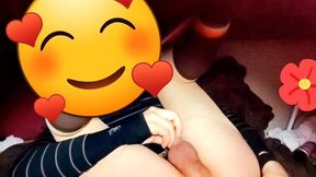 joven se cree mujercita jugando con pene en su anovagina. ella necesita quien la llene de semen pero esta sola